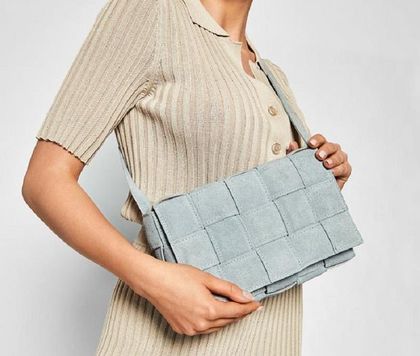 Te polskie skórzane torebki dyktują modowe trendy! Model w kolorze baby blue to HIT na wiosnę