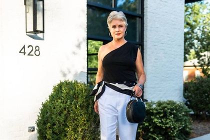 Moda po 50-tce: ten nowoczesny top odmładza i dodaje klasy! Czarny jest w wyprzedaży (za 29,99 złotych)