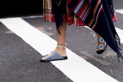 To świetny moment, aby kupić letnie buty w niższej cenie. Postaw na klapki Pepe Jeans - te modele są niesamowite!