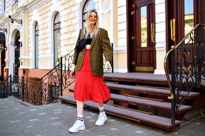 Modne sneakersy 2021 - zjawiskowe modele, które podkręcą twój wiosenny look!
