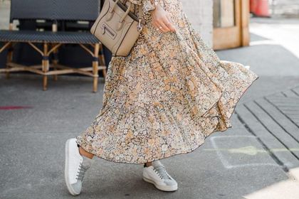 Jakie buty sportowe do sukienki pokochały gwiazdy i dziennikarki modowe? Hitowy model z Instagrama kupisz za mniej niż 100 złotych!