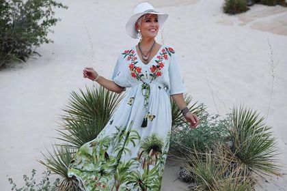Te piękne sukienki są idealne na plażę (i nie tylko). Kolorowe modele odmładzają. TOP propozycje dla kobiet po 50-tce!