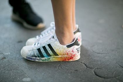 Wyprzedaż Adidas. O tych sneakersach marzy wiele kobiet. Są niezwykle modne i wygodne