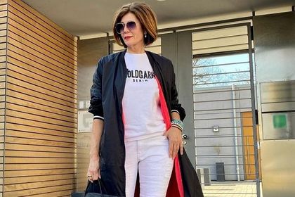Przewiewny T-shirt na lato dla 50-tek? Na punkcie tych modeli oszalały Polki