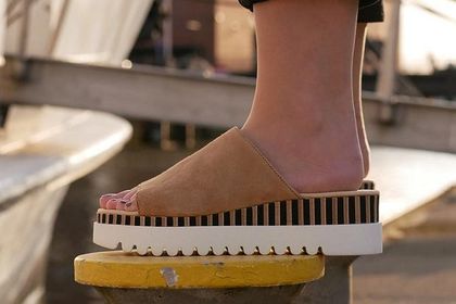 Wygodne buty na lato? Postaw na klapki na platformie. Mamy hity z wyprzedaży