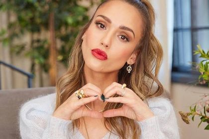 Jessica Alba robi furorę na TikToku w sweterku polskiej marki! Ten kolor to hit, który chyba nigdy nie wyjdzie z mody
