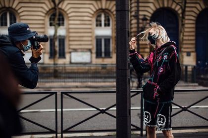 Bluzy Vans cieszą się dużą popularnością wśród kobiet jak i mężczyzn! Kultowe modele kupisz na wyprzedaży!