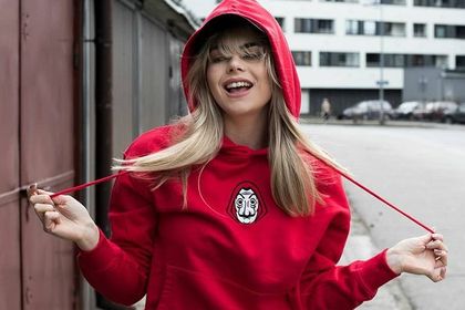 Modne bluzy House 2021. Te wyjątkowe modele przyciągają uwagę! Czerwona z nadrukiem znanego serialu to hit!