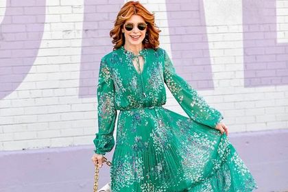 Te eleganckie sukienki w kwiaty to hit dla 50-latek. Skutecznie odmładzają i dodają uroku!