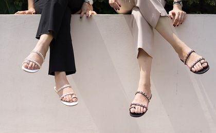 Ten rodzaj sandałów nigdy nie wychodzi z mody! Praktyczne modele idealne na lato