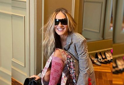 Czy to możliwe, aby Carrie Bradshaw nosiła sukienki z sieciówek? Okazuje się, że tak. Fani są w szoku!