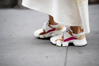 Modne sneakersy na lato 2021 - te kolory i fasony królują w stylu ulicy