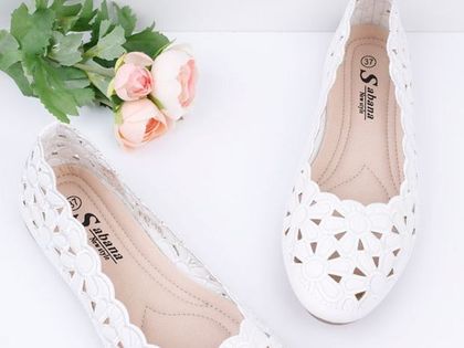 Najlepsze buty na upały? To baleriny z tym modnym detalem! Są przewiewne i dają stopom "oddychać"