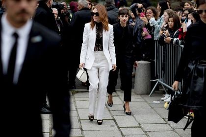 Białe garnitury to szyk i elegancja w jednym! Te modele założysz na wiele wyjątkowych okazji!
