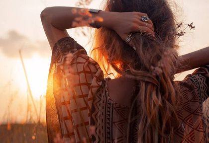 Styl hippie oczarował nas tego lata. Te ubrania chcemy mieć w swojej szafie. Dodatkowy plus? Duże rabaty!