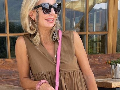 Gigantyczna wyprzedaż sukienek dla dojrzałych kobiet - do 75% taniej! Te modele dodają klasy i ukryją co trzeba