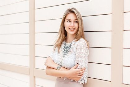 Białe bluzki na lato: boho, koronki, haftowanie. Są piękne!