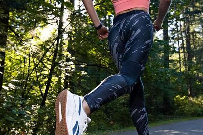 Legginsy Reebok damskie - wygodne i stylowe spodnie do ćwiczeń i nie tylko! Zachwycają kolorami i designem