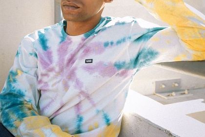 W tym sezonie na ulicach królują modne bluzy Vans! Męskie modele są wygodne i piękne. Dopasujesz je do wszystkiego!