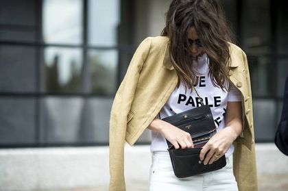 Koszulka oversize - z czym ją nosić wiosną i latem? Modne stylizacje na co dzień