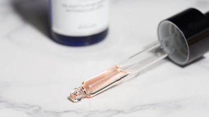 Ten składnik podbija branżę beauty - serum z niacynamidem kultowej marki sprzedaje się co 3 sekundy. Jak działa na skórę?