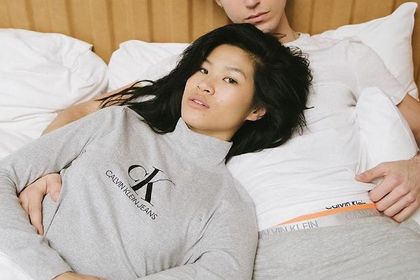 W tym sezonie swetry Calvin Klein królują na ulicach! Te nowości możesz kupić taniej