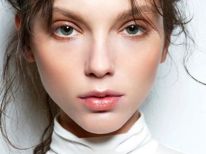 Peeling enzymatyczny to niedoceniany kosmetyk, który robi furorę w świecie beauty. Efekt jak po zabiegu złuszczającym w salonie!