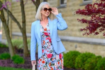 Moda 50+: te eleganckie sukienki na lato dodają klasy. Kopertowy fason wysmukla szyję i ramiona!