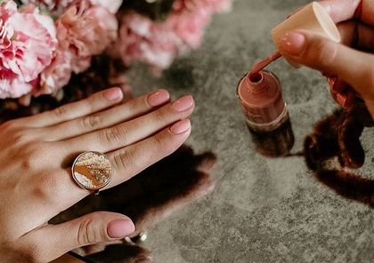 Eleganckie paznokcie na wesele lub do pracy. Trwały manicure zrobisz sama w domu - sprawdź, jakich lakierow użyć!