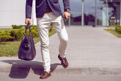 Te modne spodnie męskie odmienią twoje stylizacje! Postaw na elegancję lub odrobinę luzu
