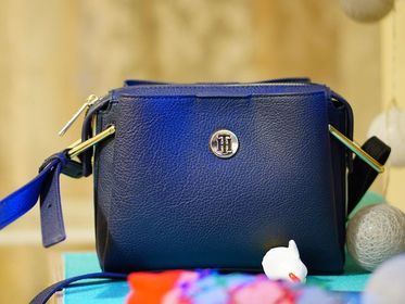 Torebki Tommy Hilfiger z wyprzedaży. Rabaty sięgają nawet do -40%. Wybierz swój model!
